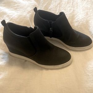 Black wedge sneakers